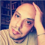 Laureato massimo dei voti impartisce lezioni di Italiano, Storia, Filosofia e altre discipline umanistiche